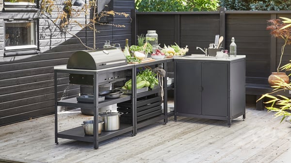 Stort utekök med diskho GRILLSKÄR i vinkel på trädäck.
