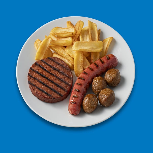 Polpette VegeTali e Quali, salsiccia vegetale, burger vegetale e patatine fritte.