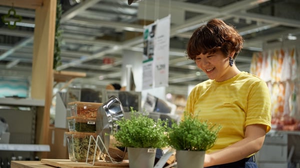 イケアのコワーカー（従業員）がストアで働いている