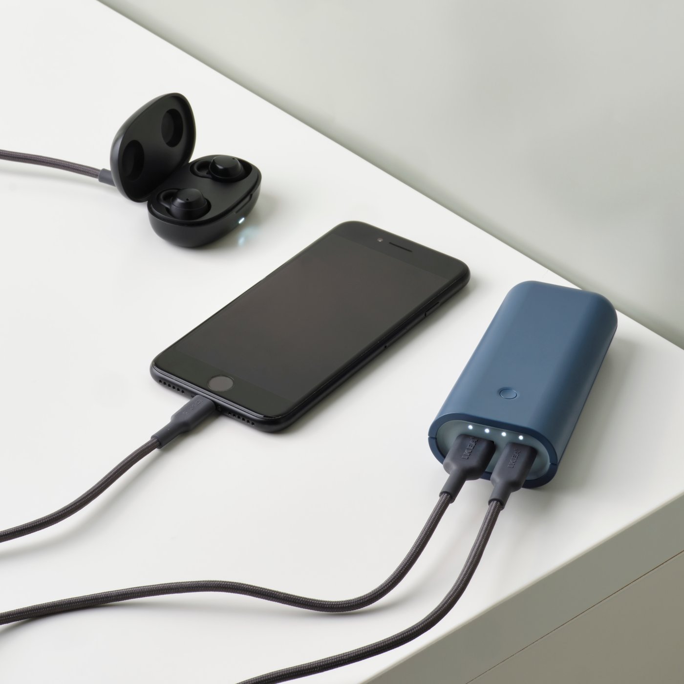 A blue VARMFRONT power bank