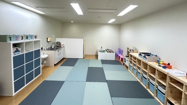 マットが惹かれており、部屋の両サイドには収納棚が配置されている。