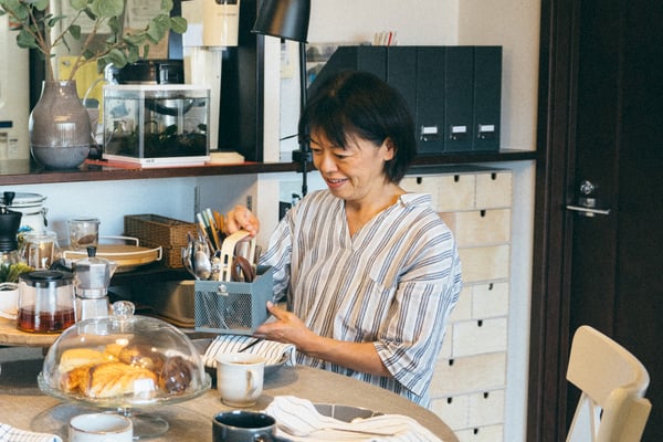 カトラリーホルダーを手に取る相談者