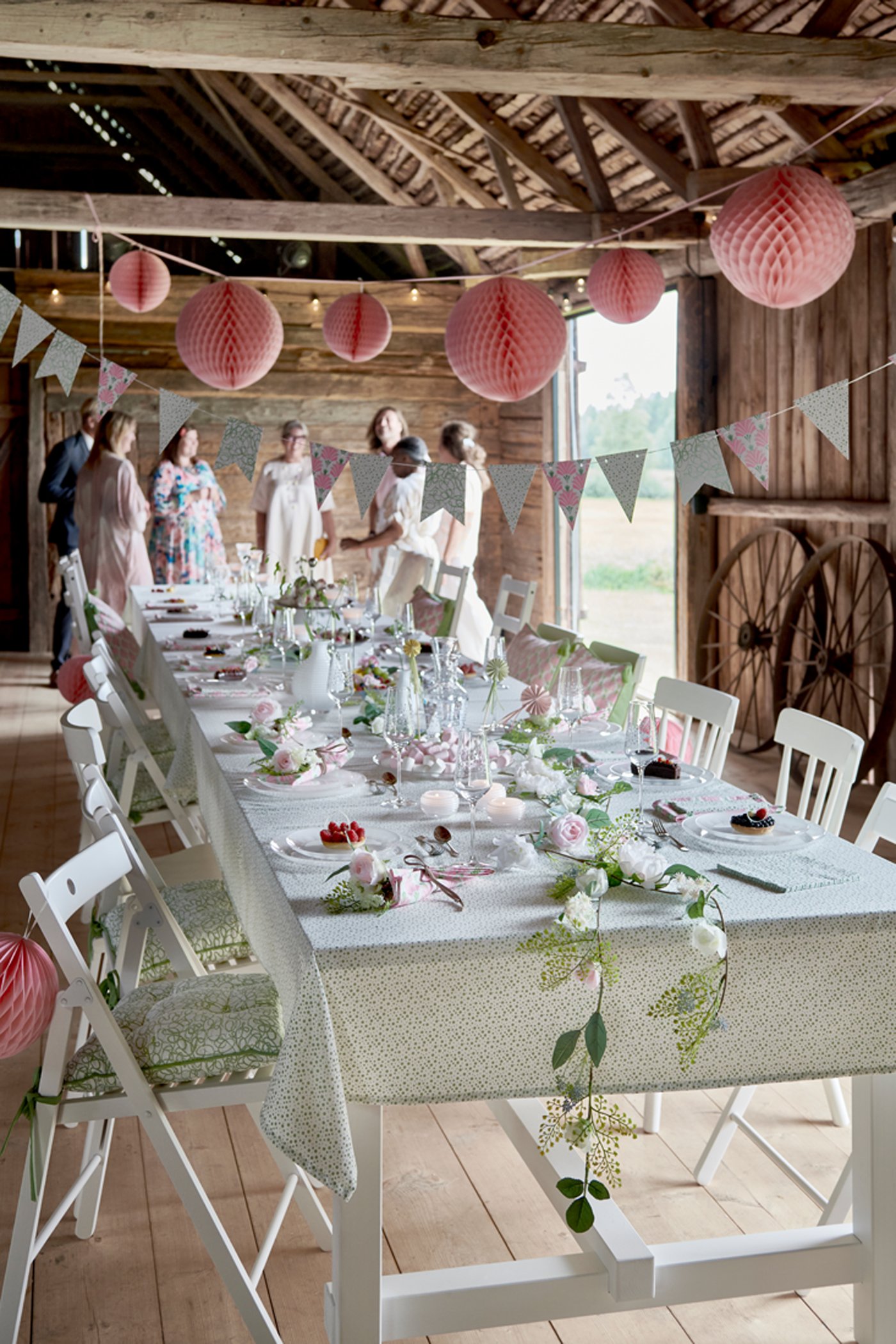 Ein weisser ausziehbarer Tisch von NORDVIKEN im Esszimmer