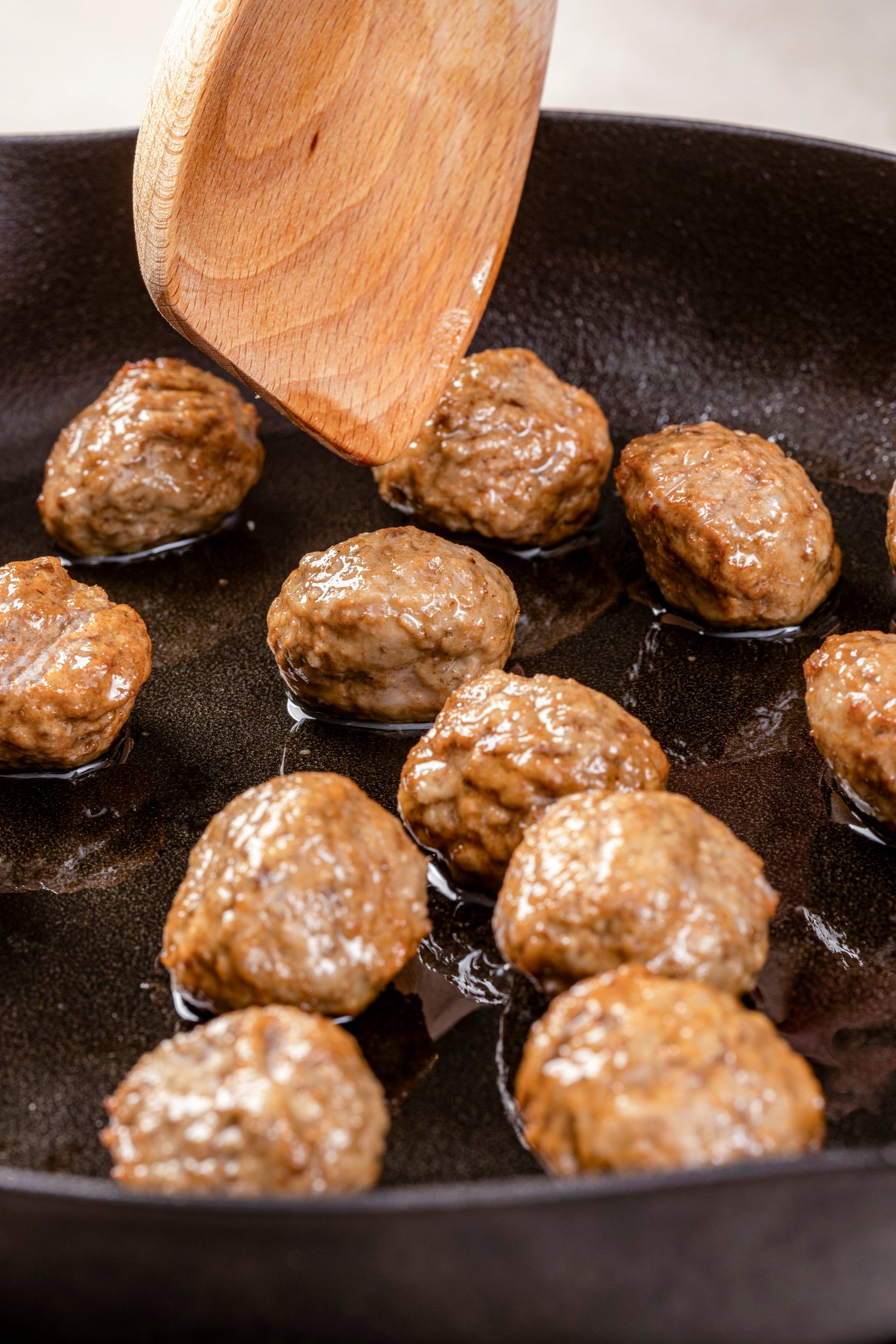 미트볼을 후라이팬에 굽는 샷