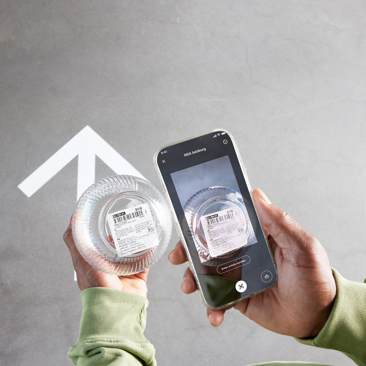 Ruka, co skenuje výrobek aplikací IKEA.