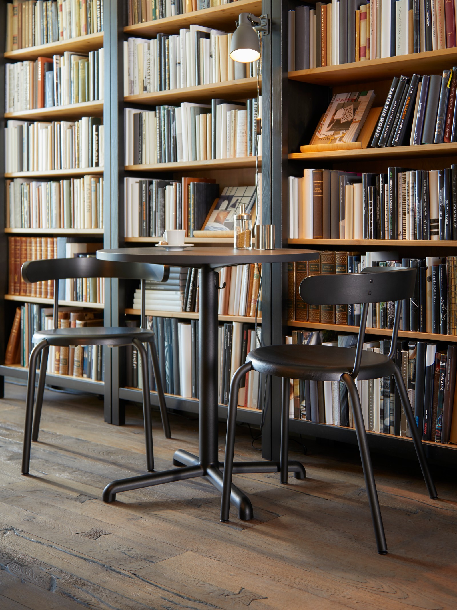 An anthracite YNGVAR chair in the dining room