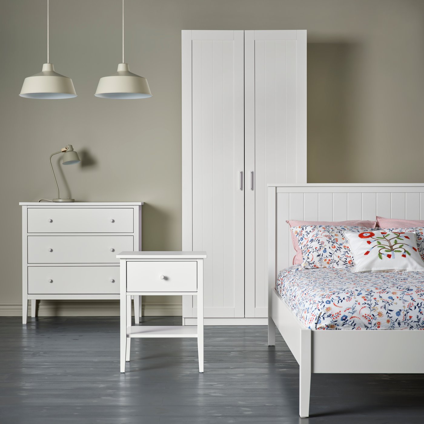 Кровать GULLABERG, комод, прикроватная тумбочка и шкаф-купе PAX/GULLABERG представлены в студийных условиях.