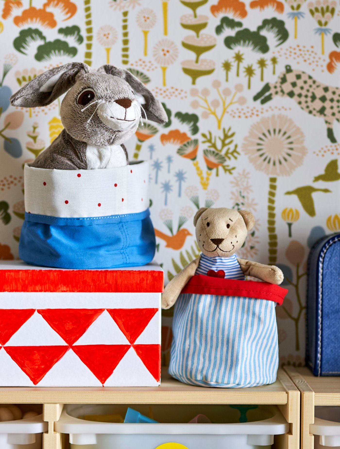 FABLER BJÖRN plišast medved in plišast zajec na škatli.