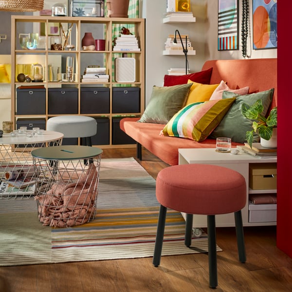 Ein roter MÖRTFORS-Pouffe