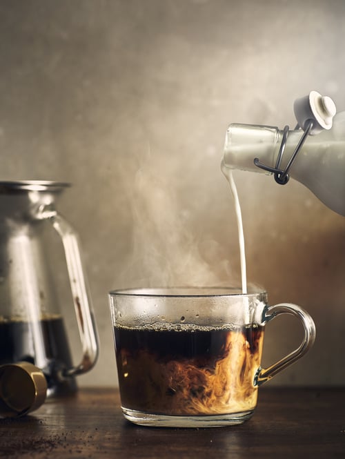 Bucătărie cu cană cu cafea și lapte, filtru de cafea de sticlă pentru cafea prin picurare, sticlă cu dop cu lapte, pe masă.
