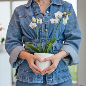 En kvinne holder en orkide.