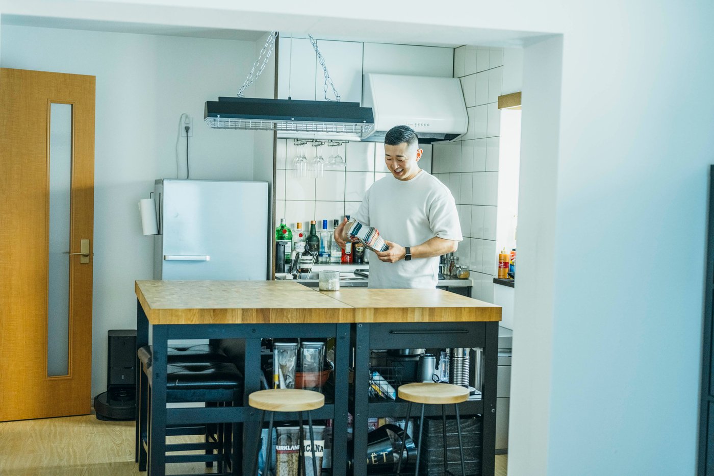 キッチンで微笑む男性。