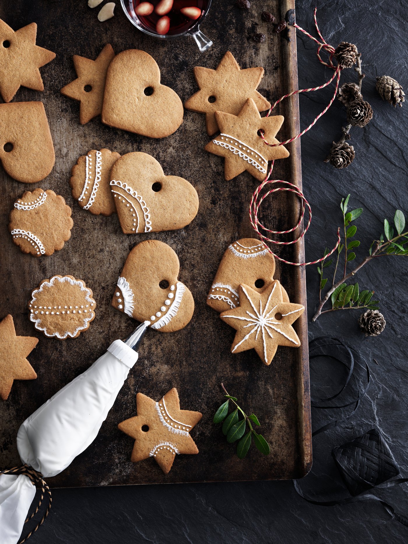 Kager bliver dekoreret med glasur.