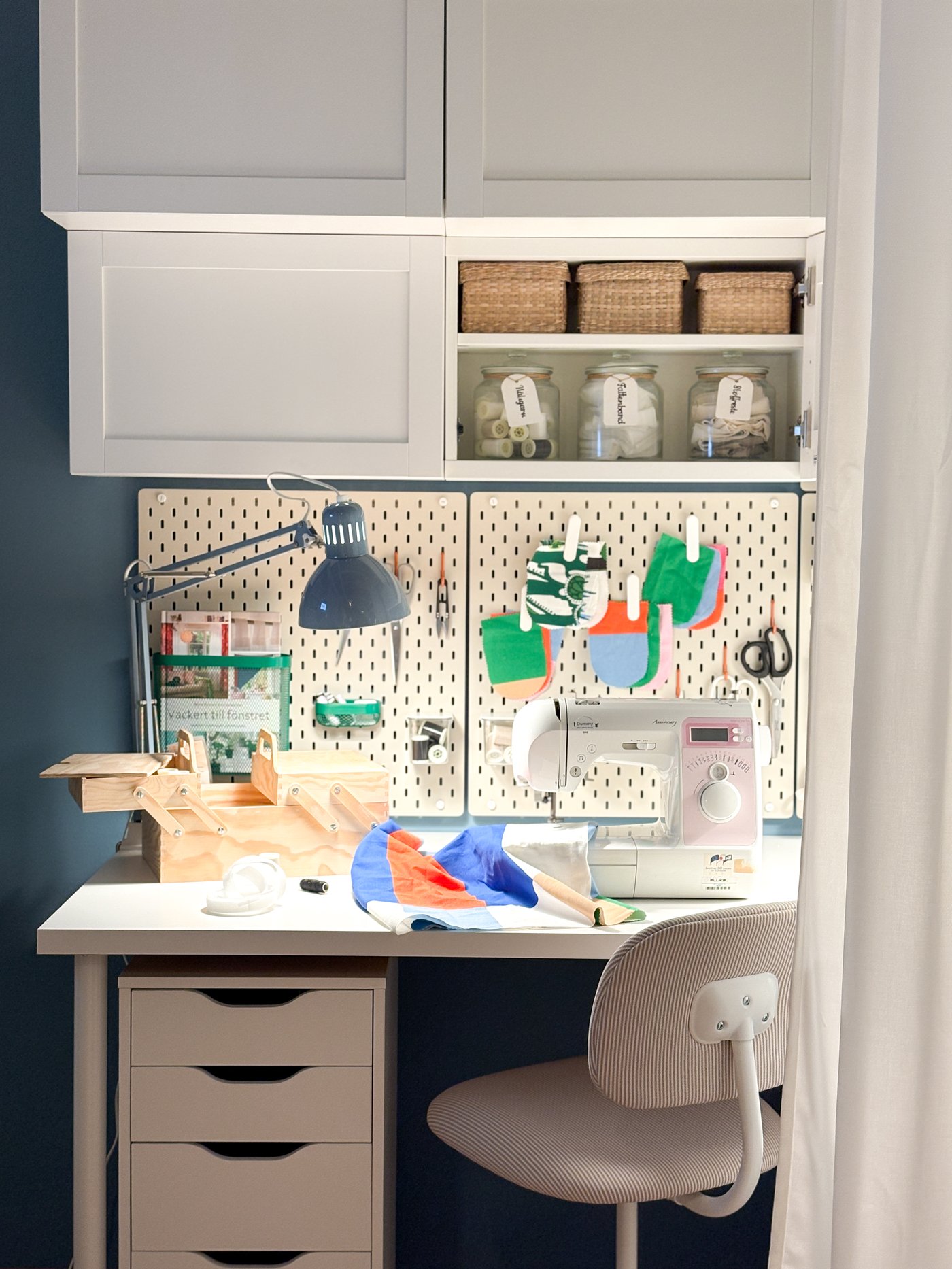 Ein kleines Büro mit einem Schreibtisch und einem Stuhl