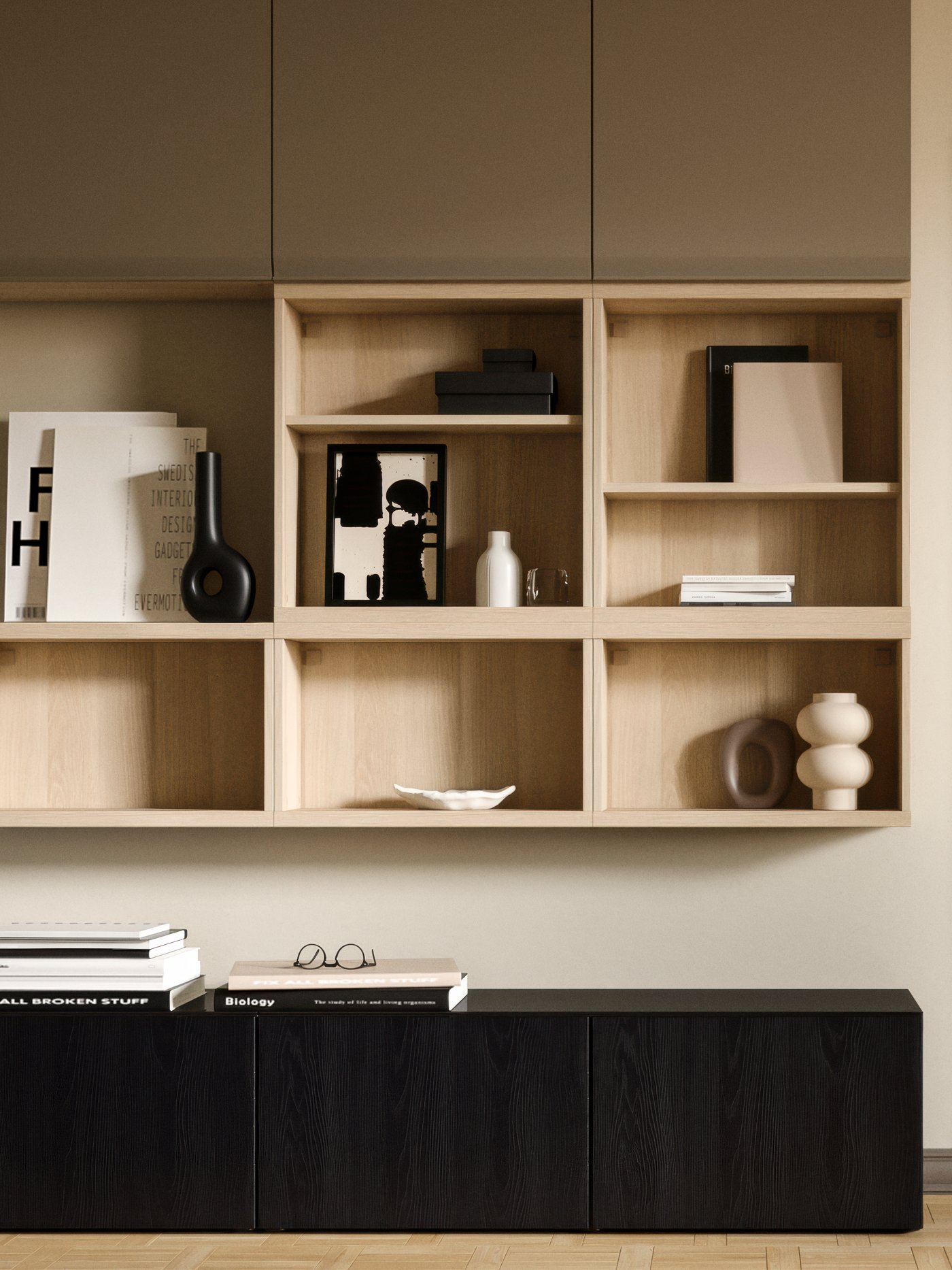 Kombinacja szafek ściennych BESTÅ na ciemnobeżowej ścianie.