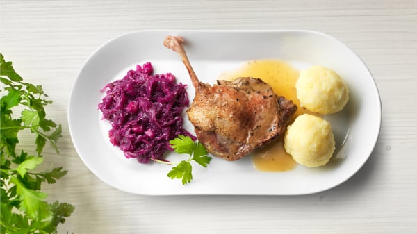Österreichische Entenkeule mit Rotkraut und Kartoffelknödel