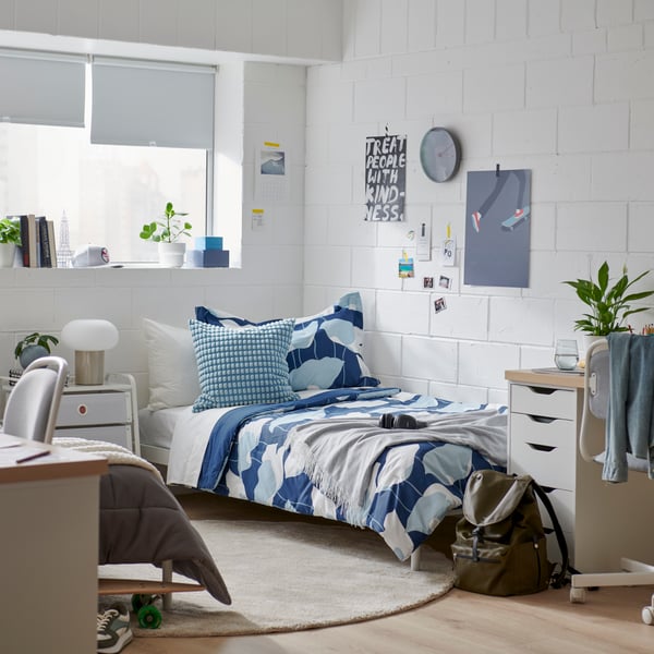 A blue/white GETRUTA comforter set