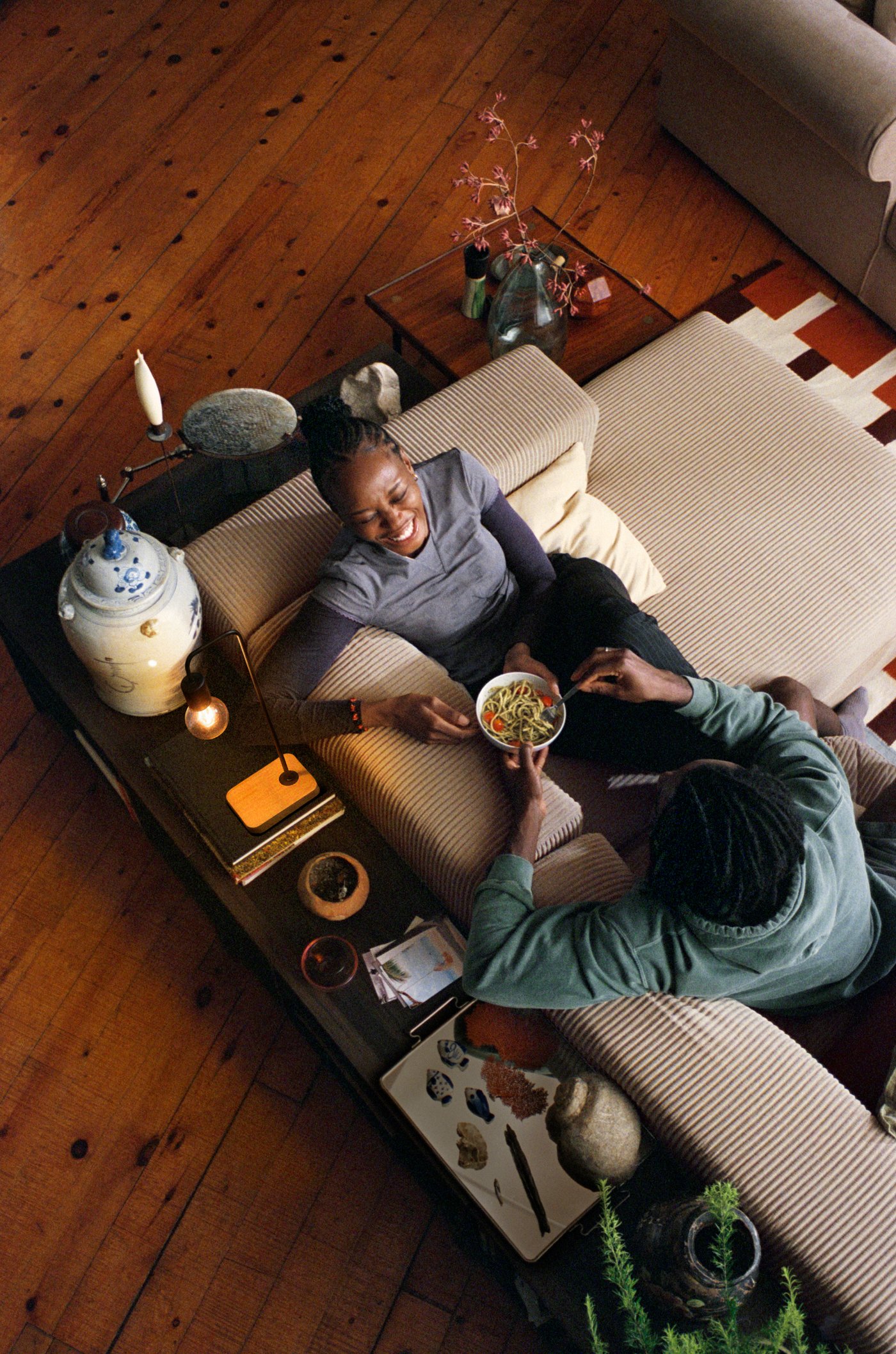 남녀가 소파위에 앉아있는 사진