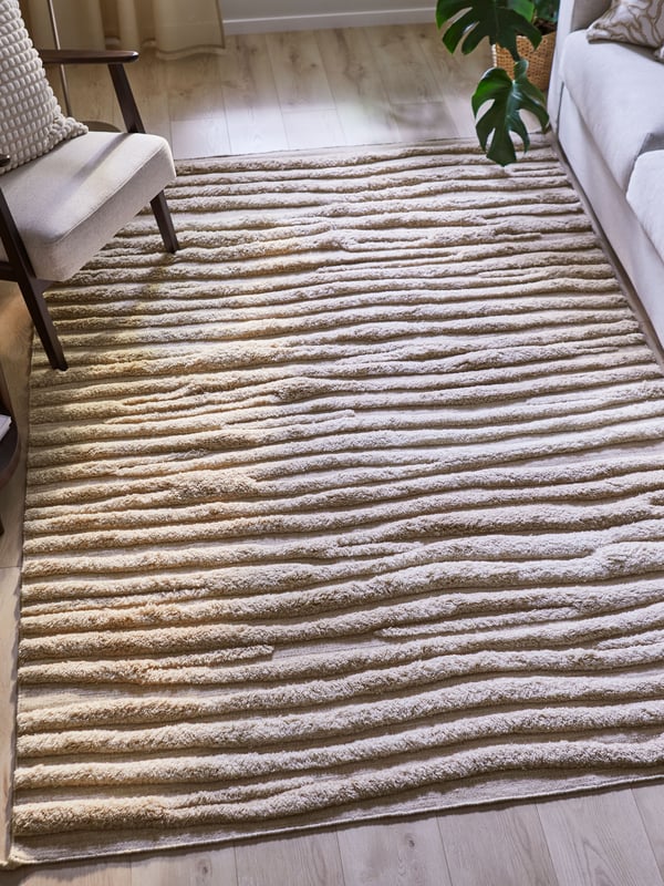 En beige/handgjord BANKKONTOR matta med hög lugg.

