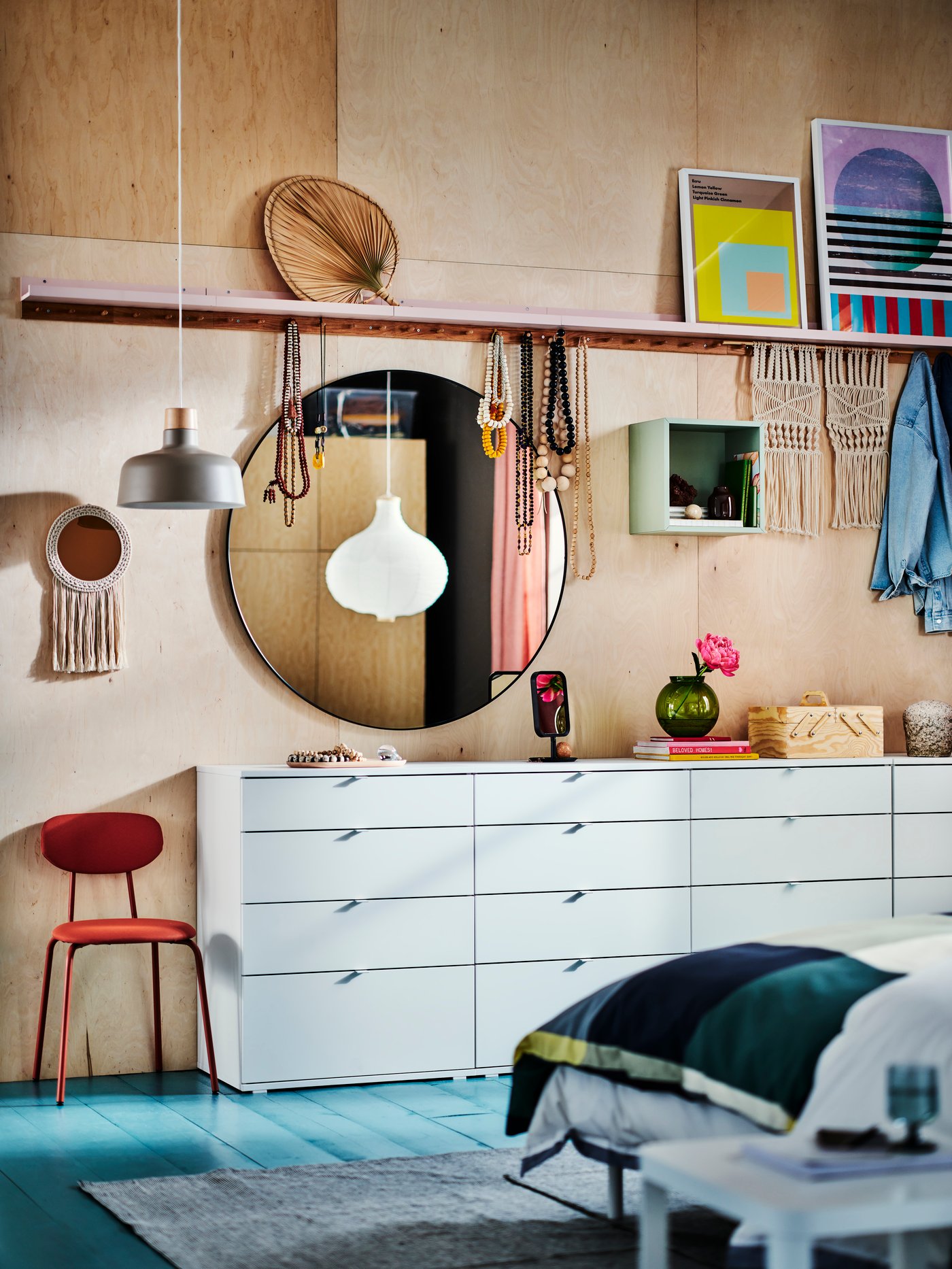 غرفة ذات جدران فاتحة وأثاث أبيض ومصابيح معلقة.