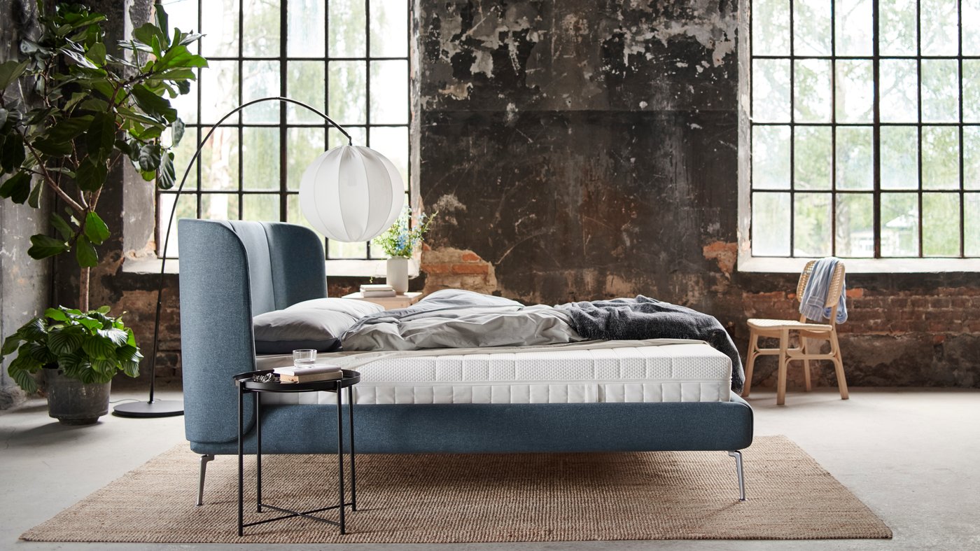 Un matalàs d'escuma ÅKREHAMN ferm/blanc.