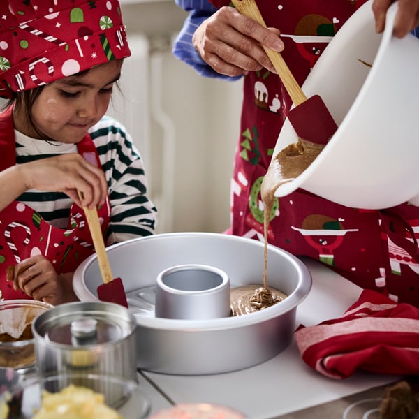 A mixed patterns red/white VINTERFINT tea towel in the kitchen