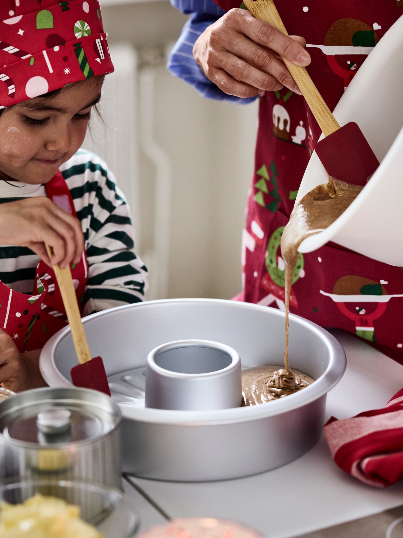 A mixed patterns red/white VINTERFINT tea towel in the kitchen