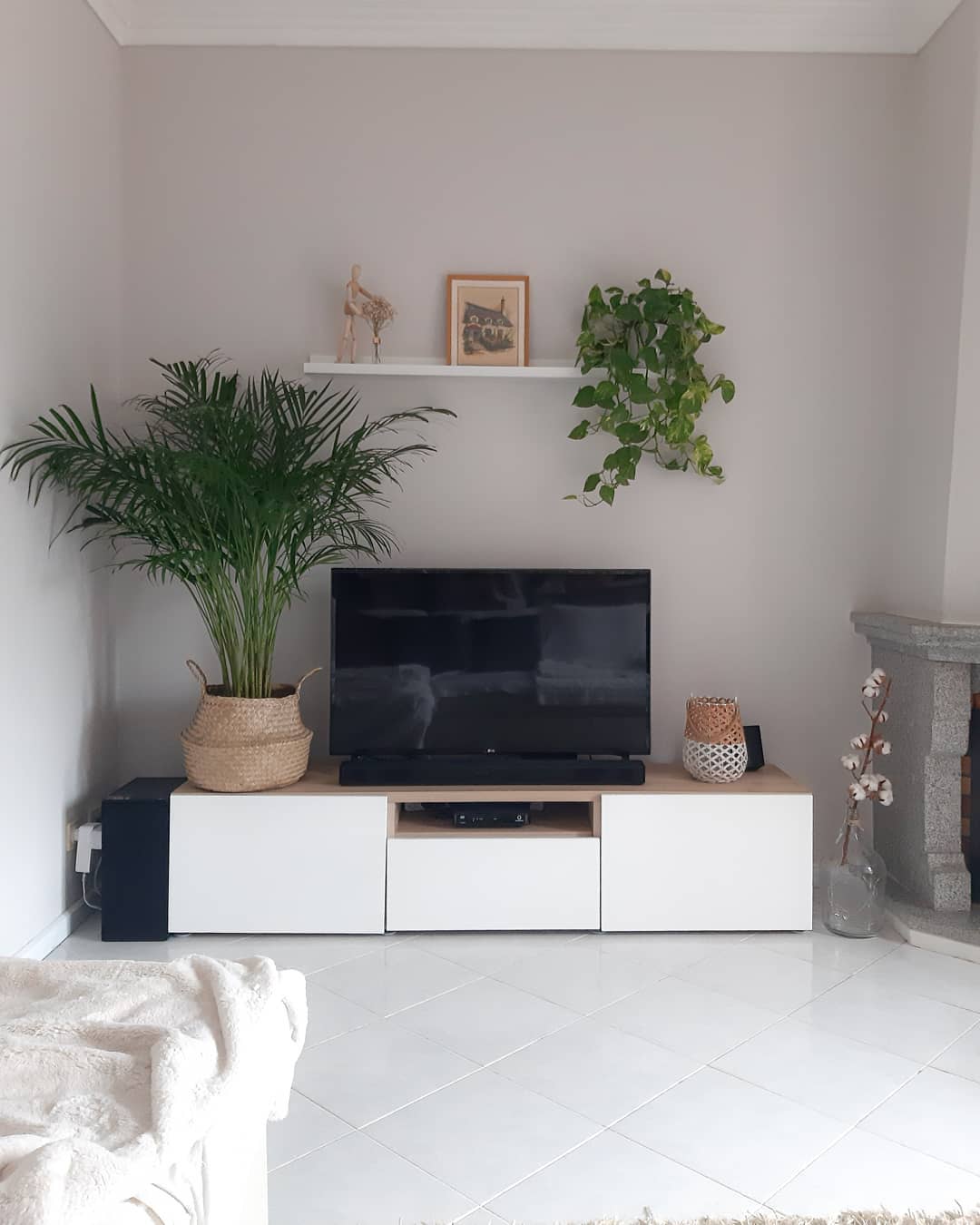 Un maniquí natural de artista GESTALTA en la sala de estar