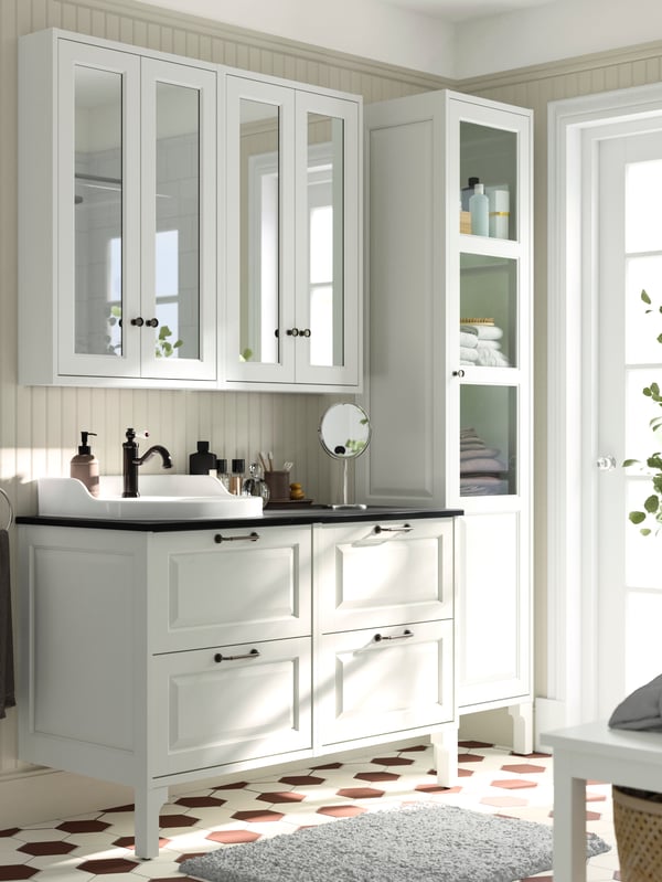 A white TÄNNFORSEN mirror cabinet with doors