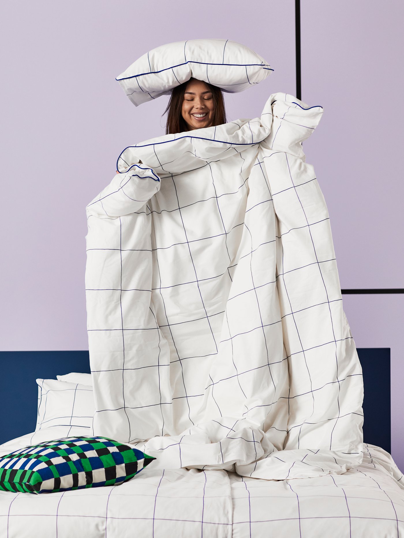 Persona con plumón blanco con rayas en su mano.