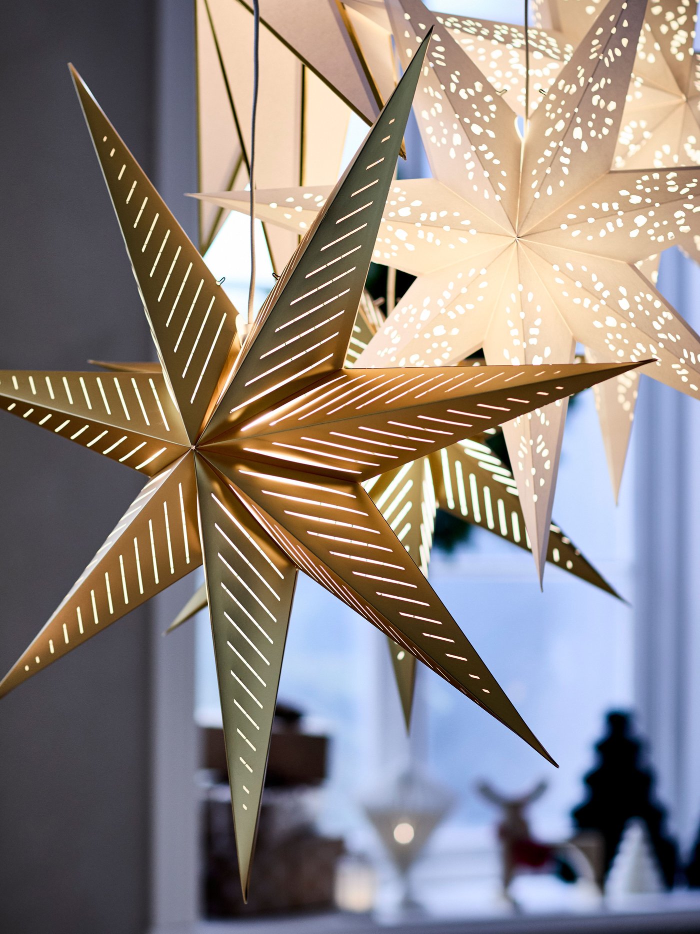 A lace white STRÅLA lampshade