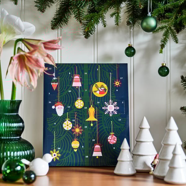 Der IKEA Adventskalender 2024 mit weißer VINTERFINT Dekoration.