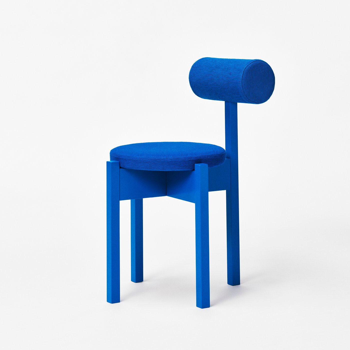 Una sedia IKEA PS 2026 blu brillante/blu brillante Knäbäck.
