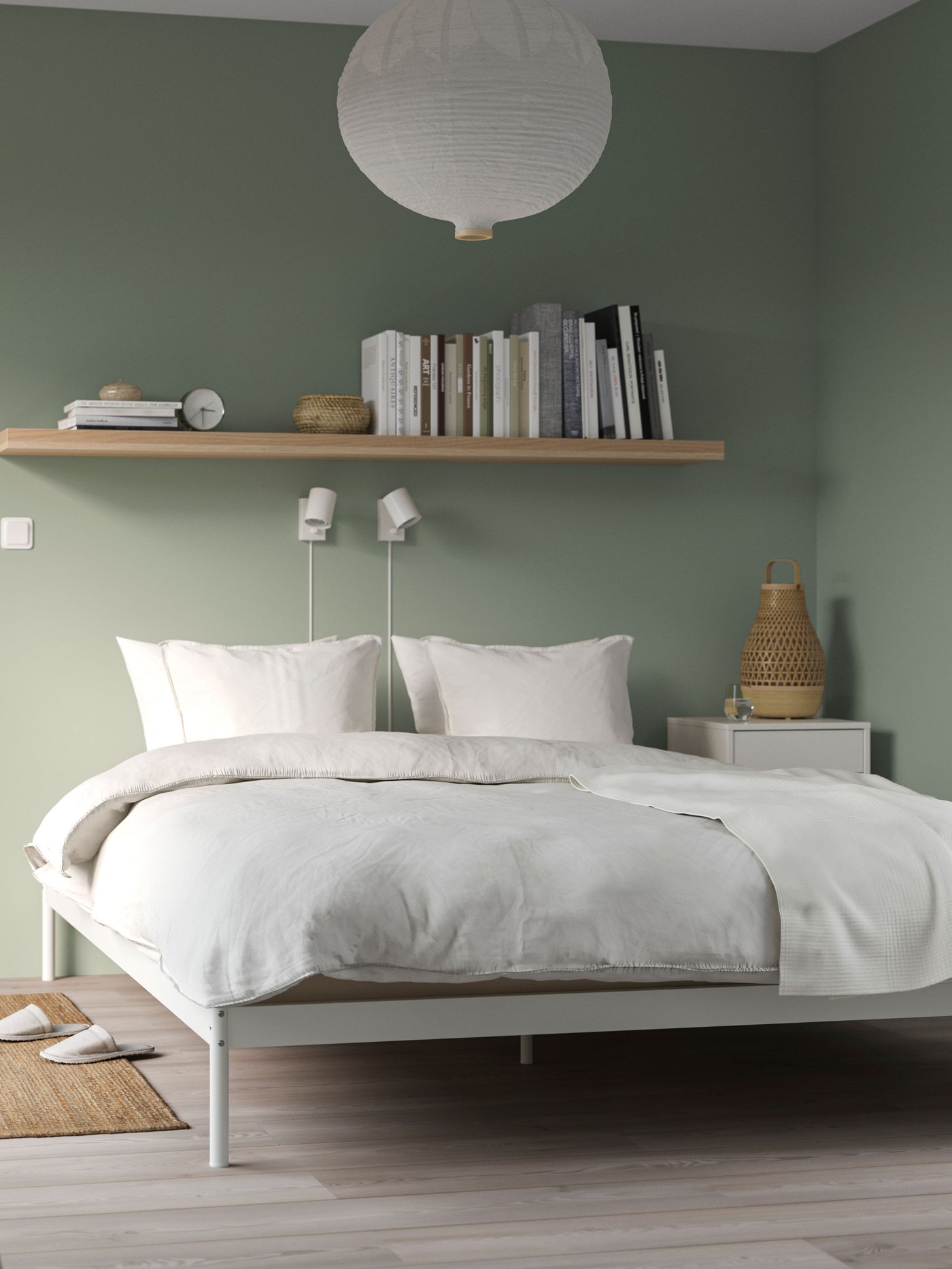 Un marco de cama VEVELSTAD de fierrocon textiles en tono blanco y gris.