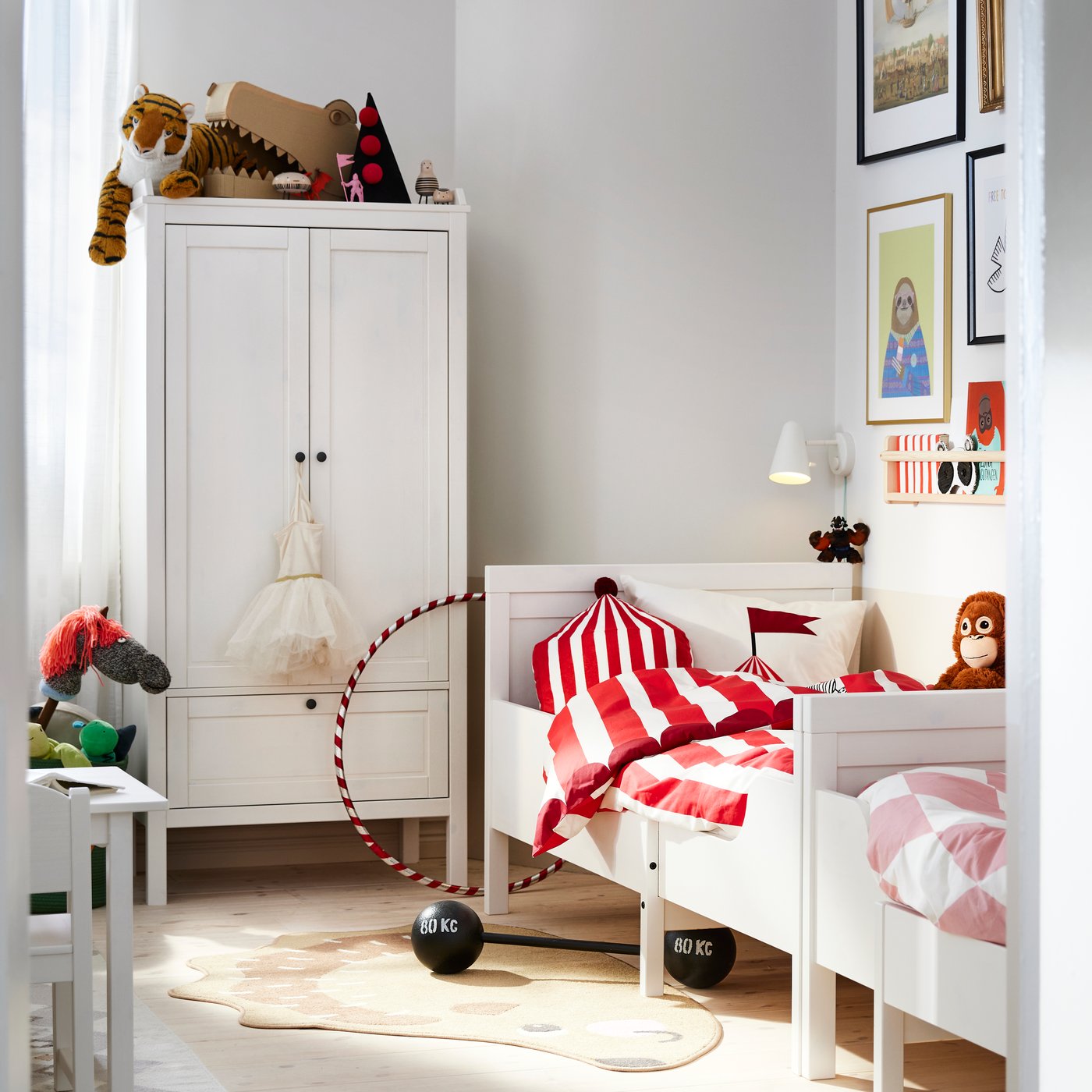 A circus pattern red/white BUSENKEL duvet cover and pillowcase