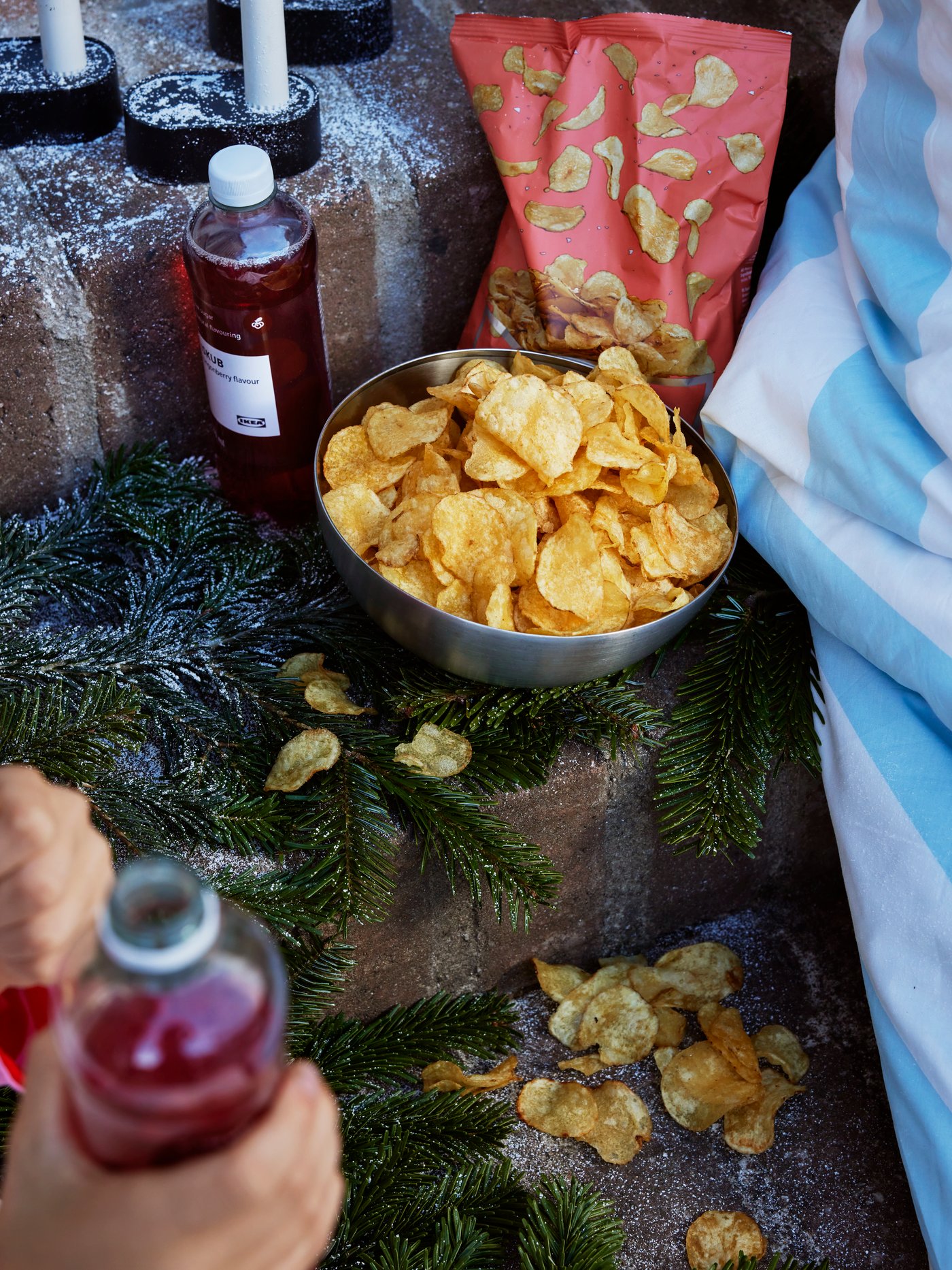 Un bol de chips avec des bouteilles de sodas