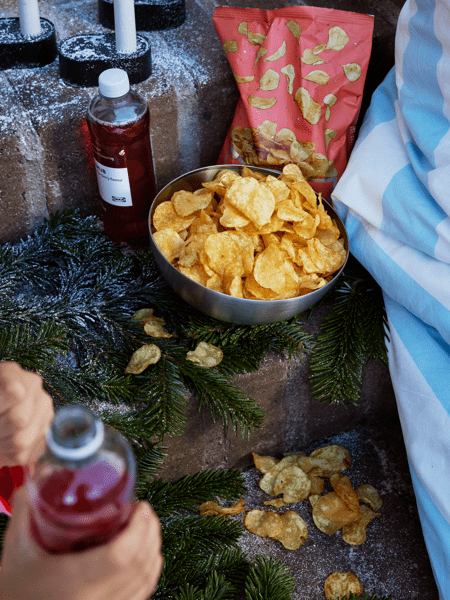 En skål med chips står på en trappa.