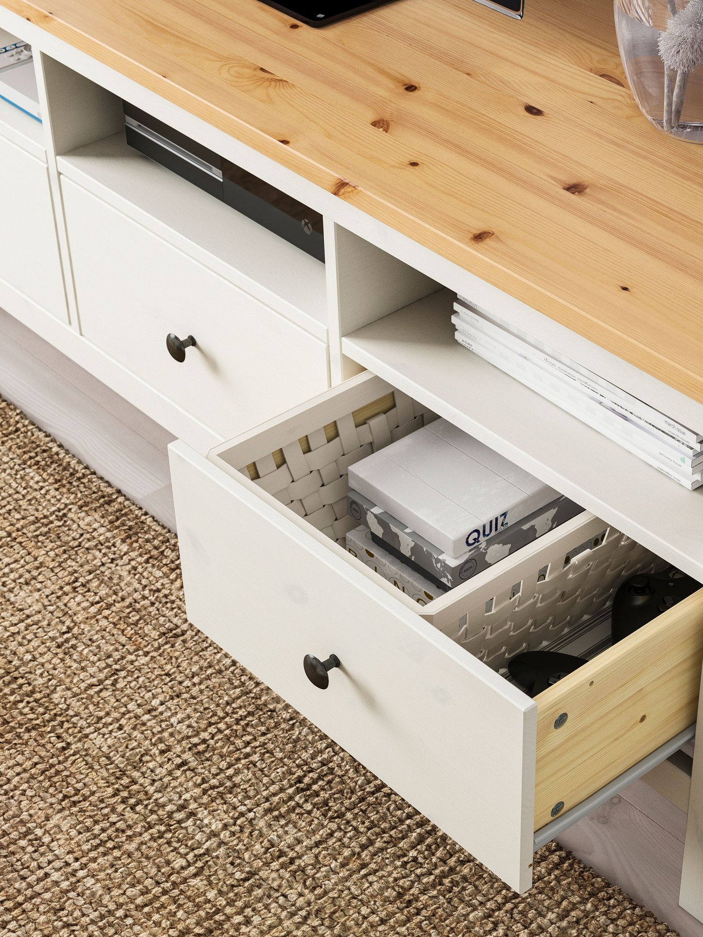 Närbild på en HEMNES vit tv-bänk med utdragen låda.