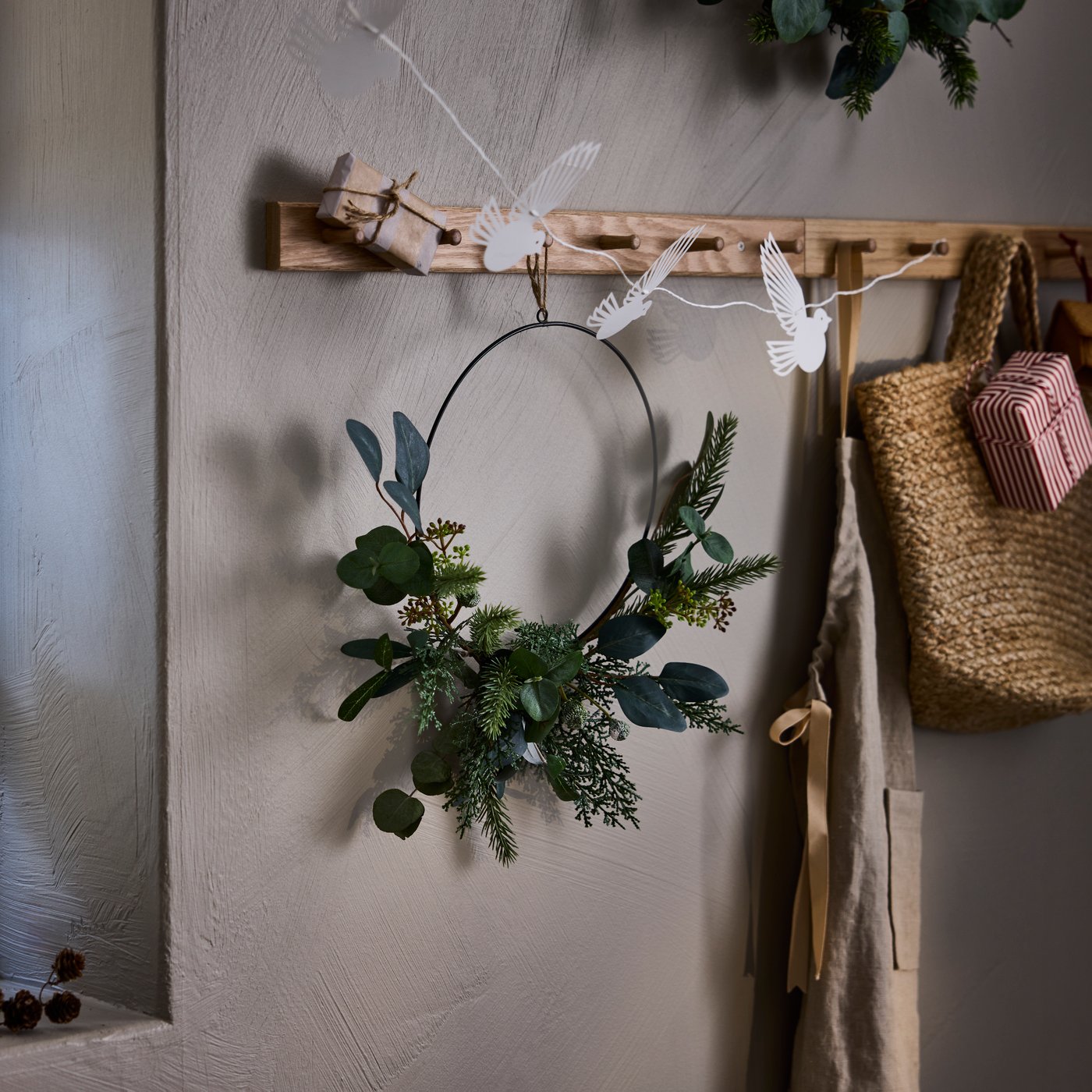 An in/outdoor green VINTERFINT artificial half wreath