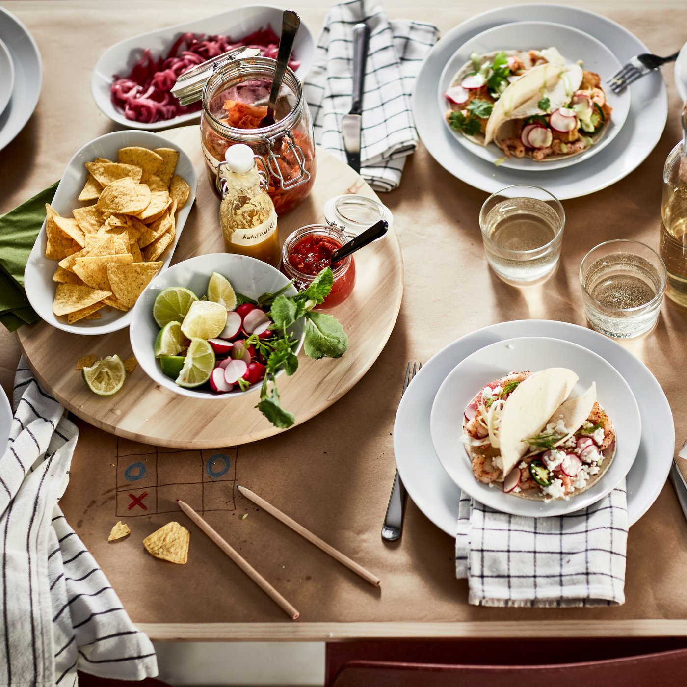 Idee IKEA per apparecchiare la tavola in 3 stili diversi: elegante, informale e naturale.