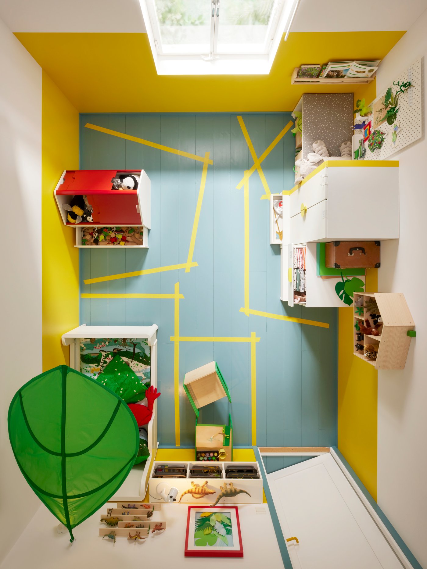 View of children’s room from above, with zones for different activities and functions marked out on the floor.