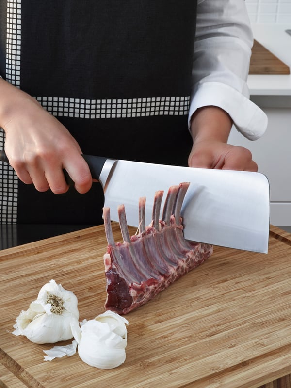 A black VÖRDA cleaver in the kitchen