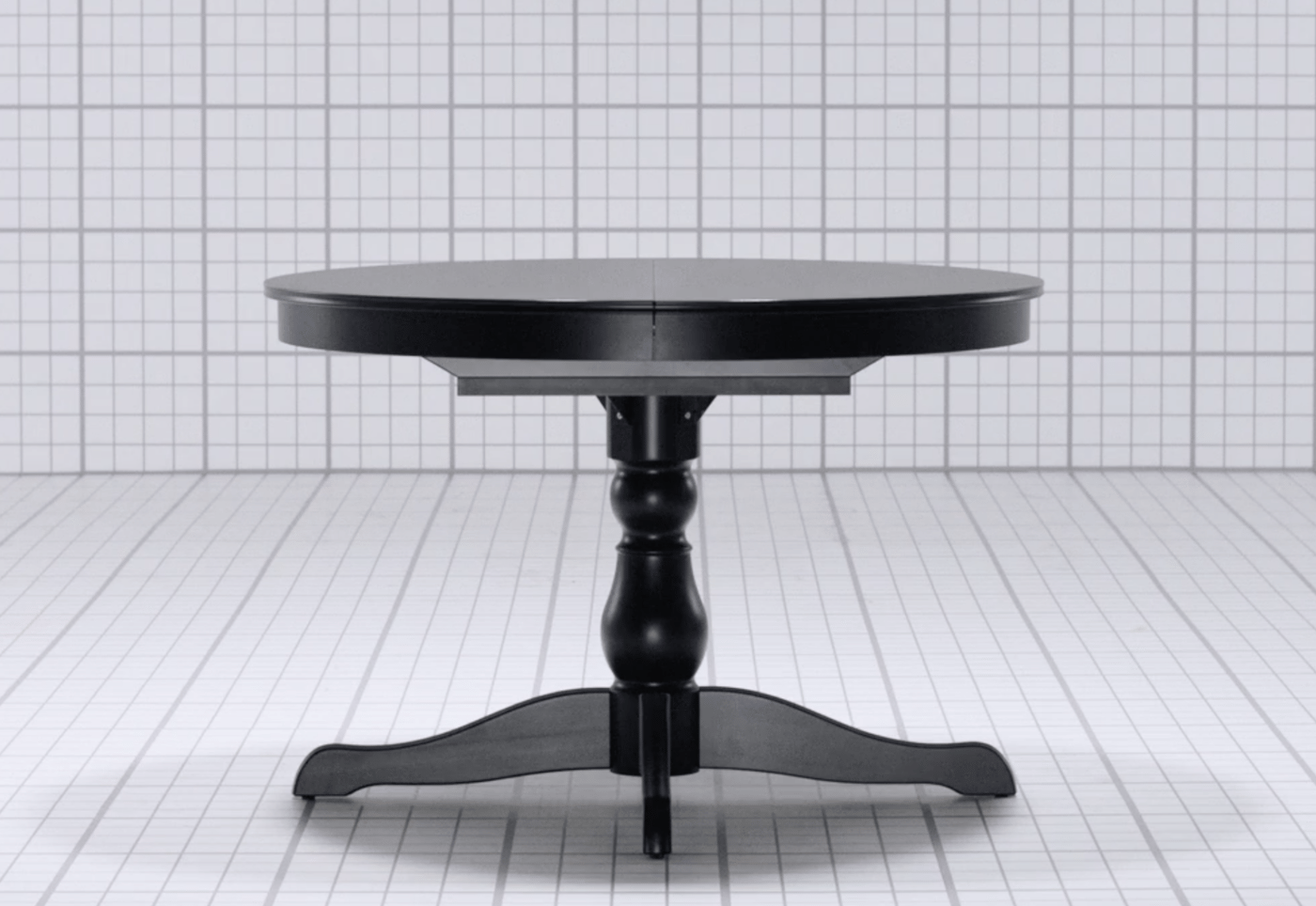 Crni sto u potpuno beloj prostoriji s keramičkim pločicama.