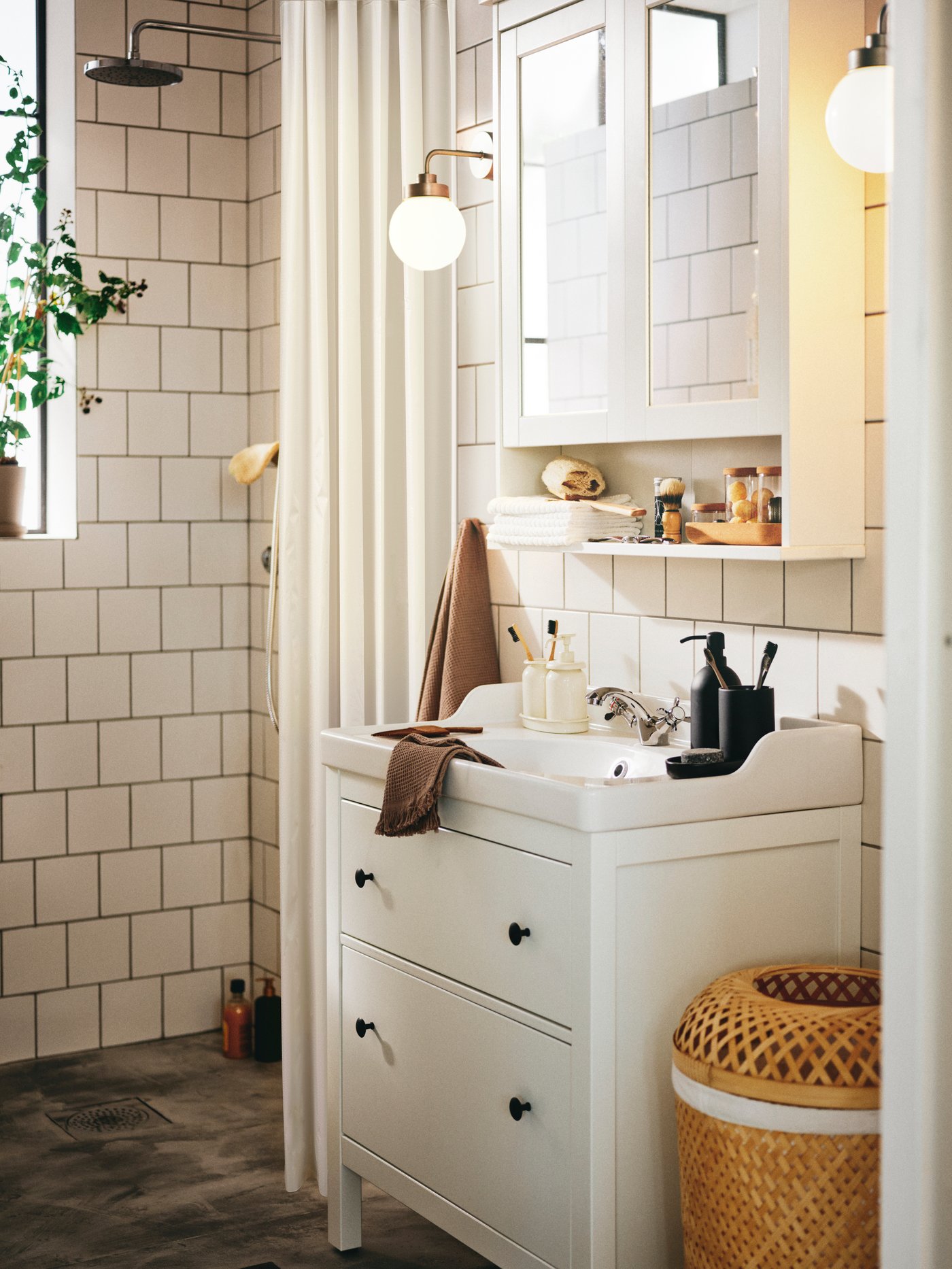 A light grey/brown VALLASÅN hand towel with HEMNES bathroom system.