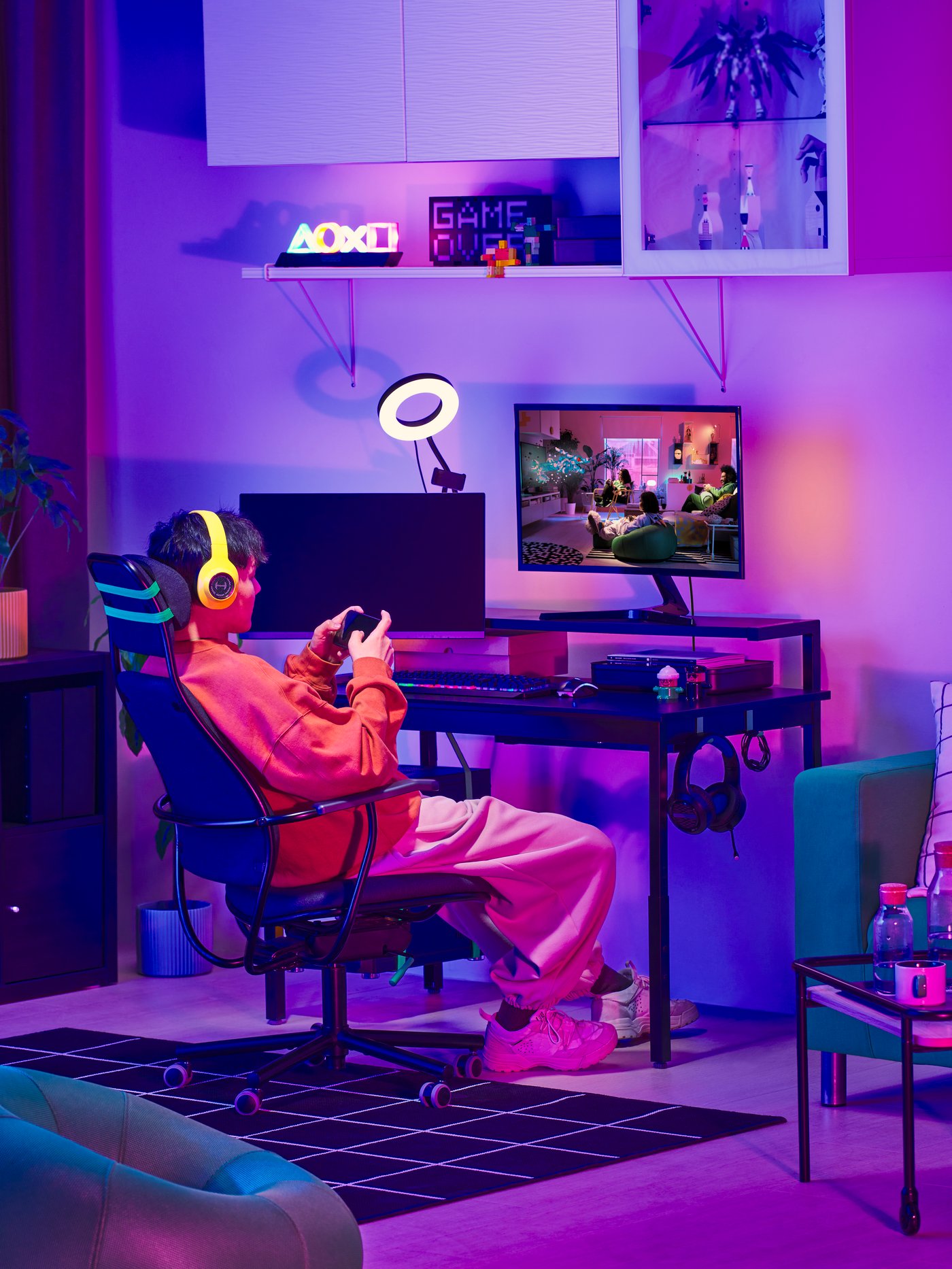 A black UTVISNING gaming desk with shelf