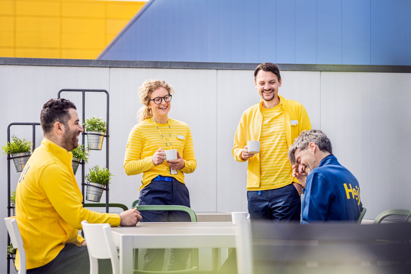 Czworo ludzi rozmawiających ze sobą przy stole. 