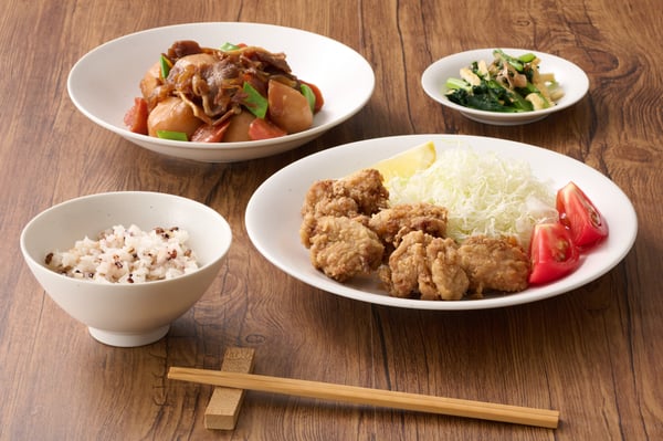 HARMYNTAのお皿にご飯やから揚げ、肉じゃがが盛り付けてある