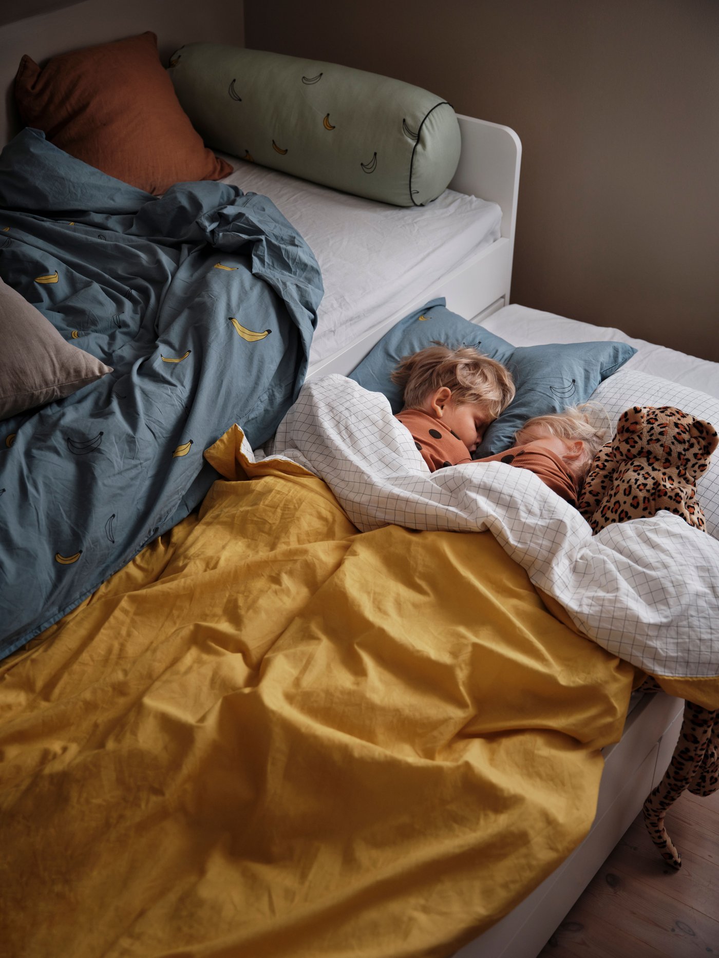 Un somier SLÄKT blanc amb llit inferior i emmagatzematge.