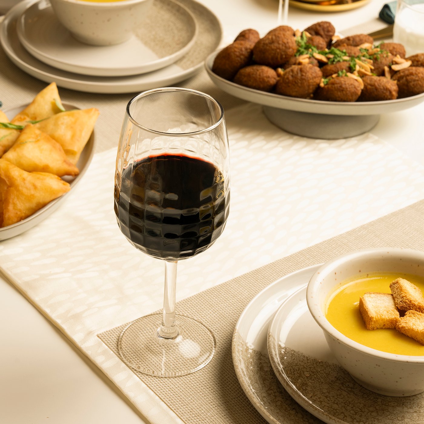 A beige STOCKHOLM 2025 serving bowl