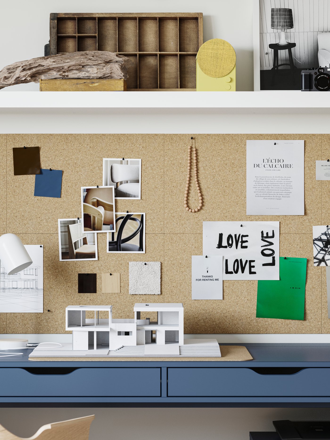 Zbliżenie na czarnoniebieskie biurko ALEX, zawieszoną na ścianie korkową tablicę na notatki i żółty głośnik na półce powyżej.